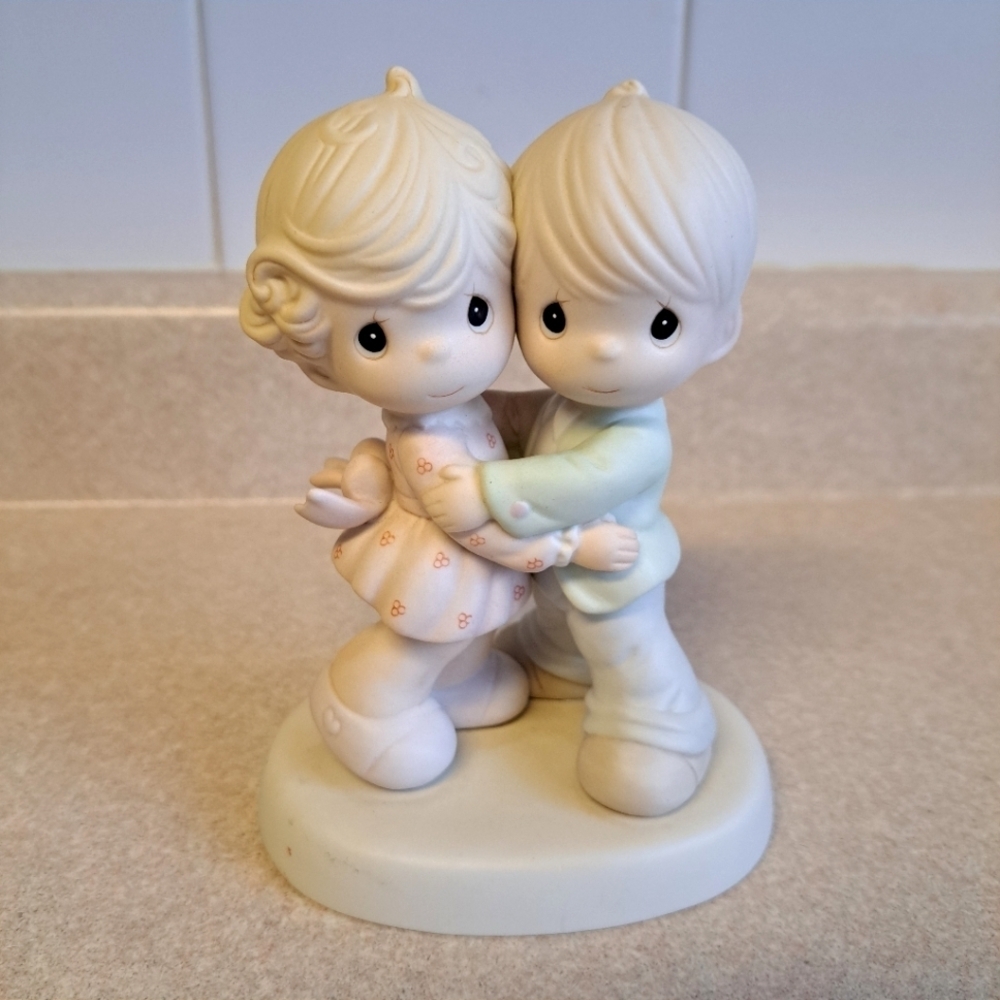 Precious moments | hug one another 521299